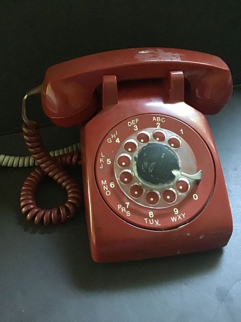 Red Rotary Phone, 70s Phone, Telephone Retro, Red Desk, Vis Dev, Phone Jack, Wall Phone, 70s Party, Rotary Phone