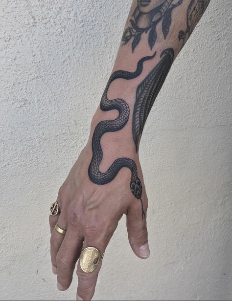 Black Snake Tattoo, Pinterest Tattoos, Serpent Tattoo, Snake Tattoo Design, Diy Tattoo, Hand Tattoos For Guys, Tattoo Kits, Snake Tattoo, Black Snake