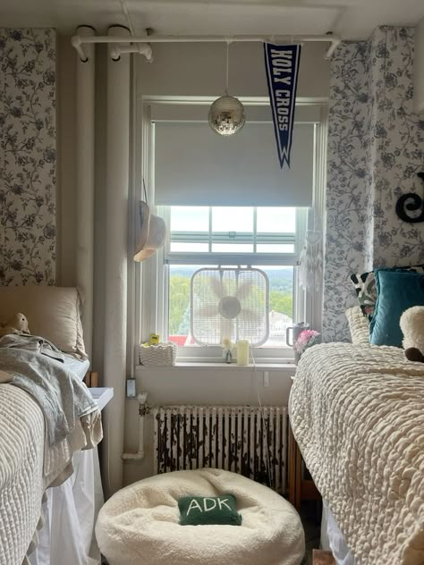 French Dorm Room Aesthetic, College Dorm Double, Georgetown Dorm, Cute College Dorms, Shared Dorm Room Ideas, Rustic Dorm Room, College Dorm Aesthetic, Dorm Room Aesthetics, Pretty Dorm Room