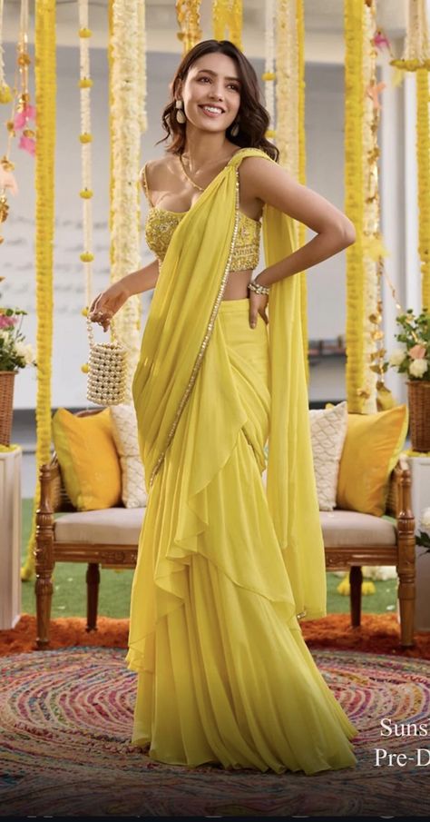 Sari For Haldi Function, Pre Draped Saree Designs, Haldi Outfit For Bride Saree, Yellow Sari For Haldi Function, Yellow Saree For Haldi Bride, Haldi Saree Look For Bride, Haldi Function Outfit Ideas, Haldi Saree Outfit, Haldi Outfit Bride