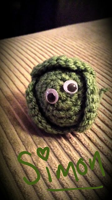 Made Out Of Things: Yummy Brussel Sprouts Knit Objects, Crochet Veggies, Christmas Fare, Crochet Keyrings, Random Crochet, Xmas Crochet, Amigurumi Projects, Crochet Xmas, Crochet Christmas Decorations