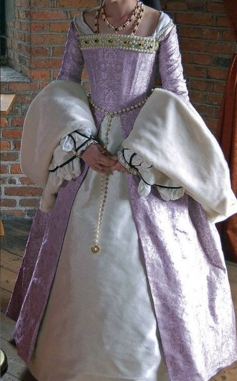 1500s Dress, 1500s Fashion, Tudor Gown, Tudor Dress, Tudor Fashion, Medieval Gown, Shotting Photo, Royal Dresses, Old Dresses