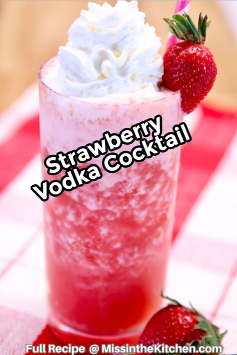 Strawberry Smirnoff Drinks, Drinks With Strawberry Vodka, Fun And Easy Cocktails, Strawberry Whiskey Drinks, Fancy Mixed Drinks, Vodka Strawberry Cocktail, Easy Frozen Cocktail Recipes, Valentines Cocktails Vodka, Fruity Alcohol Drinks Easy