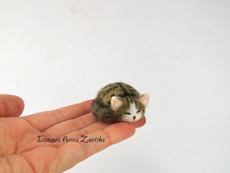 Cat Tabby, Miniature Cat, Felted Cat, Sleeping Kitten, Tabby Cats, Hooked Wool, Orange Tabby Cats, Cat Ideas, Felting Ideas