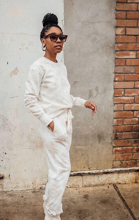 All White Sweatsuit Outfit, White Sweatsuit Outfits Women, White Cotton Tracksuit With Hoodie, White Leisure Athleisure Tracksuit, Sweatsuit Photoshoot, White Hooded Tracksuit For Leisure, White Fall Tracksuit, Sporty Style, White Sweatsuit, Sweatsuit Outfits Women