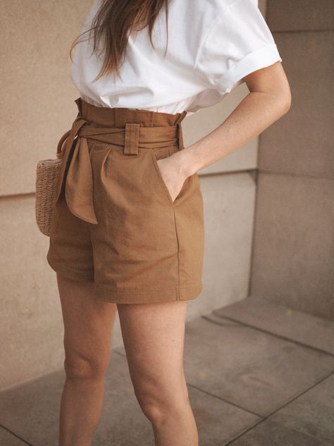 spring style: my uniform for warmer days Short Trousers Outfit Women, Trouser Shorts Outfit, Brown Shorts Outfit, Short Cafe, Trousers Women Outfit, Looks Com Short, Short Social, Short Trousers, Vacation Outfits Women