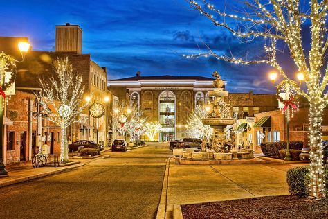 You'll feel as though you've stepped inside a snow globe when you visit this charming Tennessee Christmas town. Christmas In Tennessee, Tennessee Living, Visit Tennessee, Tennessee Christmas, Tennessee Road Trip, Christmas Towns, Cumberland River, Clarksville Tennessee, Christmas Destinations