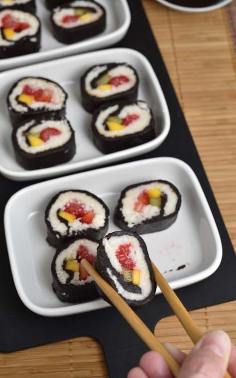 Dessert Sushi Recipes, Desert Sushi, Sushi Cookies, Chocolate Sushi, Chocolate Buffet, Sushi Cupcakes, Sweet Sushi, California Roll Sushi, Dessert Nachos