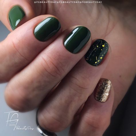 Dark Green Nails Designs Gold, Dark Green Nails Designs Short, Chrome New Years Nails, Dark Green Manicure, Winter Nails Green, New Years Nails Ideas, New Years Nails, Dark Green Nails, Green Nail Designs