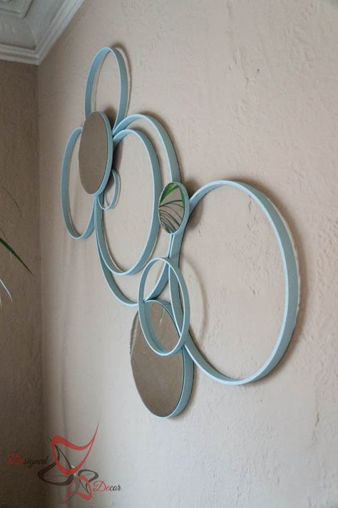 I used old embroidery hoops to create this circle wall decor. by DeDe Bailey Embroidery Hoop Decor, Hoop Art Wall, Embroidery Hoop Crafts, Embroidery Hoop Wall, Embroidery Hoop Wall Art, Circle Wall Art, Cactus Wall Art, Art Circle, Tableau Design