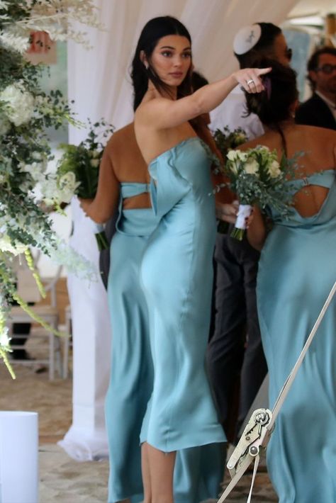 Kendall Jenner Wedding, Kendall Jenner Black Dress, Black Dress Wedding, Kendall Jenner Dress, Trajes Kylie Jenner, Jenner Outfits, Blue Bridesmaids, Black Wedding Dresses, Silk Maxi Dress