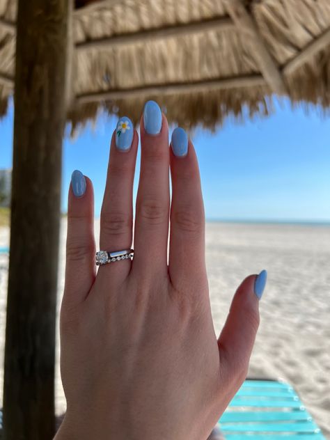 Light Blue Dip Nails With Design, Light Blue Nails With Daisies, Daisy Blue Nails, Light Blue Vacation Nails, Blue Nails Dip Powder, Light Blue Toenails, Blue Nails With Daisies, Light Blue Pedicure Toes, Pretty Blue Nails Short