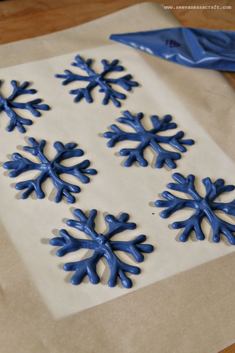 (edible craft) chocolate snowflake cupcake toppers Chocolate Snowflakes, 1st Birthday Foods, Diy Cupcake Toppers, Seasons Craft, Frozen Cupcakes, Winter Onederland Birthday Party, Craft Chocolate, Snowflake Cake, Diy Edible