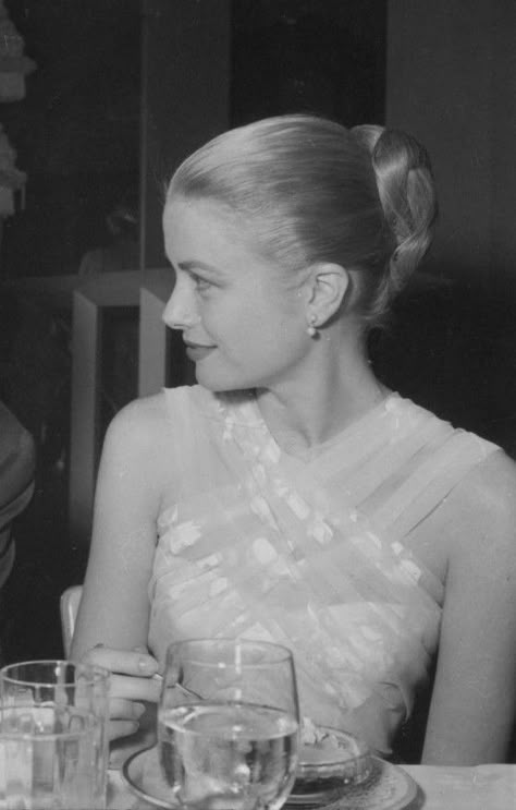 Grace Kelly Wedding Dress, Grace Kelly Wedding, Grace Kelly Style, Audrey Hepburn Photos, Morning Hair, Princess Grace Kelly, Sweet Grace, Fairy Wedding, Stay Alive