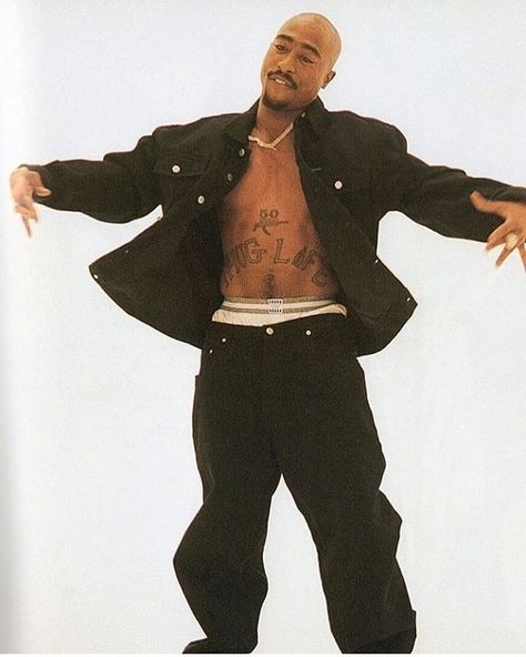 Tupac Amaru Shakur on Instagram: “One of those pictures you can hear.  #HitEmUp #2Pac #Tupac #HipHop” Tupac Outfits, Look Hip Hop, Tupac Photos, Throwback Outfits, Tupac Makaveli, 90s Fashion Outfits Hip Hop, Looks Hip Hop, Rachel Green Outfits, Tupac Pictures