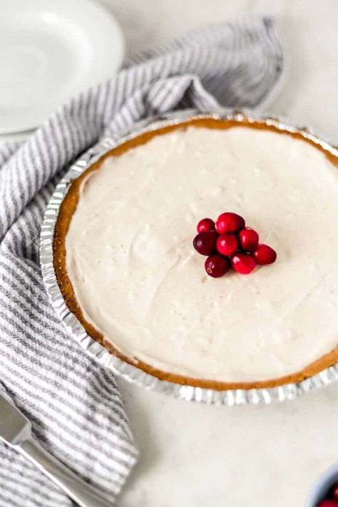 No Bake Eggnog Cheesecake, Cranberry Cheesecake Pie, Easy Eggnog Cheesecake, Eggnog Cheesecake Recipe, Holiday Cheesecake Recipes, Graham Pie, Eggnog Pie, Easy Eggnog, Eggnog Cheesecake