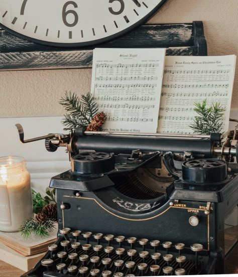 Christmas antique typewriter. This would be cute with a dear santa letter. Decorating With Old Typewriters Vintage, Antique Christmas Decor, Old Typewriter Decor, Christmas Typewriter, Typewriter Ideas, Typewriter Display, Dear Santa Letter, Christmas Antique, Sarah Joy