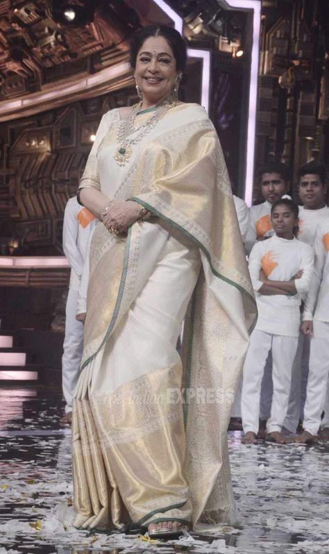 Kirron Kher posing for the cameras at the India's Got Talent finale. #Bollywood #Fashion #Style #Beauty #Saree Kiran Kher Saree Fashion Styles, Kiron Kher Sarees, Kirron Kher Saree, Kiran Kher Saree, Saree Wrapping, Kirron Kher, Gold Silk Saree, Indian Fashion Show, Off White Saree