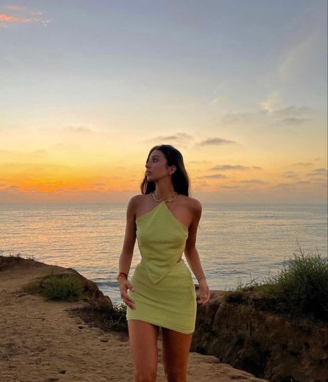 Tenerife Instagram Pictures, Hawaii Lockscreen, Phuket Outfit Ideas, Green Dress Beach, Daisies Aesthetic, 2020 Indie, Miami Beach Outfits, Summer 2024 Fashion Trends, Tulum Outfits