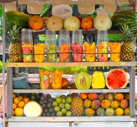 Food Stand Design, Fruit Presentation, Juice Cafe, Juice Bar Design, Healthy Juicer Recipes, Smoothie Shop, Perfect Smoothie, Smoothie Bar, Amazing Food Art