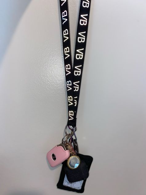 This super cute Vera Bradley lanyard reflects light and makes for the perfect back to shcool lanyard for your college or high school student! School Id Lanyard, Lanyard Aesthetic, School Lanyard, Vera Bradley Lanyard, Black Bandana, Neck Lanyard, School Id, Grade 10, Lanyard Keychain