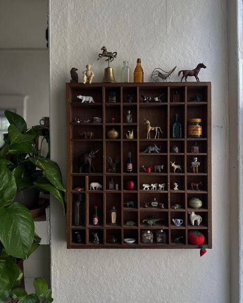 Creative Storage Solutions Bedroom, Unique Pieces Of Furniture, Home Decor Vibes, Home Thrift Ideas, Vintage Apartment Decor Ideas, Trinket Shelf Display, Industrial Eclectic Decor, Small Wall Decor Ideas, Thrifted Apartment