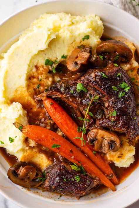 Red Wine Braised Beef! This oven braised beef with red wine is the ultimate fall and winter comfort food! It's tender, juicy, and so flavorful. Dutch Oven Whole Chicken, Beef And Mushroom Recipe, Red Wine Braised Beef, Wine Braised Beef, Dutch Oven Roast Chicken, Cozy Winter Recipes, Cooking Beef, Cozy Dinners, Beef Meals