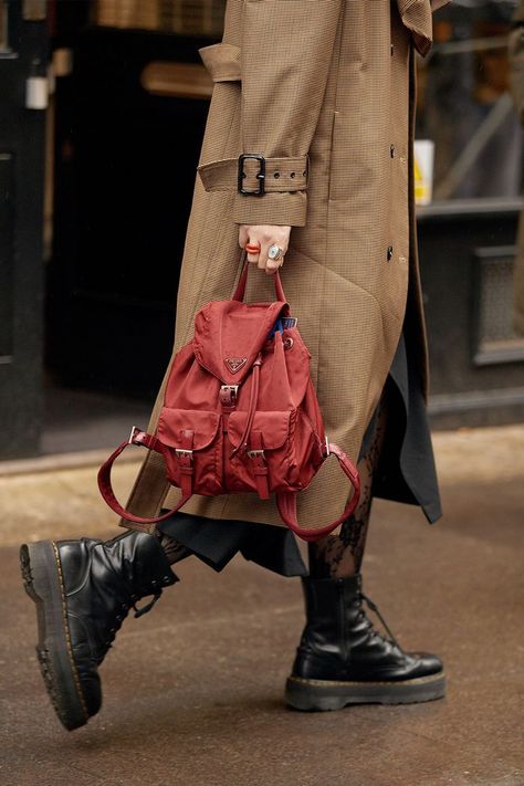 Prada Backpack Outfit, Street Style Backpack, Prada Backpack, Wife Style, Backpack Outfit, London Fashion Weeks, Lace Tights, Fashion People, 가을 패션