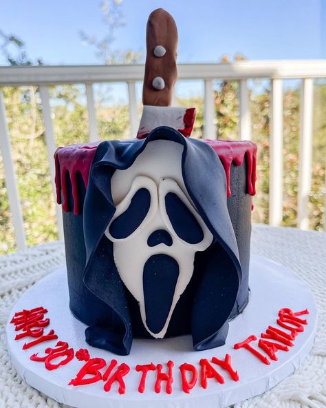 Scream Halloween Cake, Horror Birthday Cake Ideas, Nightmare On Elm Street Cake, Scary Cakes Birthdays, Scream Bday Party Ideas, Scream Cake Ideas Kids, Cool Bday Cake, Scream Themed Cakes, Ghostface Party Ideas