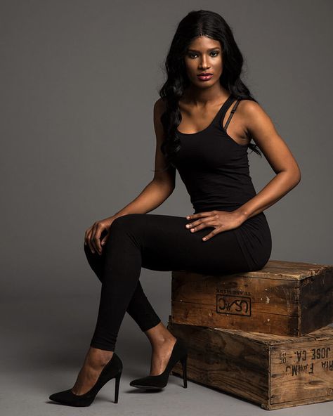 Black Woman Posing In Front Of Grey Backdrop In The Studio Sitting On An Apple Box - Lindsay Adler Photography Female Modeling Poses, Lindsay Adler, Female Posing, Studio Poses, Fashion Model Poses, Studio Photography Poses, Sitting Poses, Woman Sitting, Posing Guide