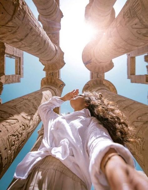 Acropolis Picture Ideas, Morocco Picture Ideas, Morocco Instagram Pictures, وادي رم, Egypt Outfits, Egypt Aesthetic, Travel Pose, Photographie Portrait Inspiration, Foto Tips