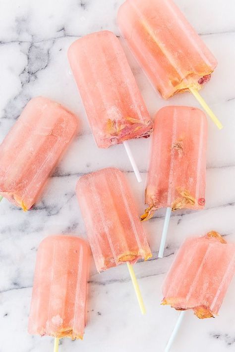 Wine Popsicles, Champagne Popsicles, Popsicle Cocktail, Alcoholic Popsicles, Boozy Popsicles, New Years Eve Food, New Year's Food, Popsicle Recipes, Frozen Treat