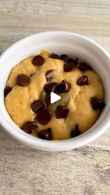 Fitwaffle Kitchen | Eloise on Instagram: "MICROWAVE MUG COOKIE 😍  This is one of my favourite quick and easy recipes! This cookie is so delicious. It’s warm & gooey, and it takes less than 5 minutes to make in the microwave 🙌  Sound on for full instructions 🔉  All you need is:  1 tbsp (15g) salted butter, melted 1 tbsp granulated sugar 1 tbsp light brown sugar 1 egg yolk 1/2 tsp vanilla extract 2 heaped tbsp plain flour, heat-treated 1 tbsp chocolate chips + some for the top  Microwave on medium (500W) 40-50 secs - don’t over cook it, otherwise it will become dry 🙅‍♀️  To heat treat the flour: pop it in the microwave for 1 minute 20 secs, stirring every 20 seconds, then let it cool before using. This is just to kill any harmful bacteria in the flour if there is any 🥰  Enjoy! #fitwaffl Microwave Mug Cookie, Late Night Snack Recipes, Mug Cookie Recipes, Easy Microwave Recipes, Mug Cookie, Simple Chocolate Chip Cookie Recipe, Microwave Mug, Snacks To Make, Mug Recipes