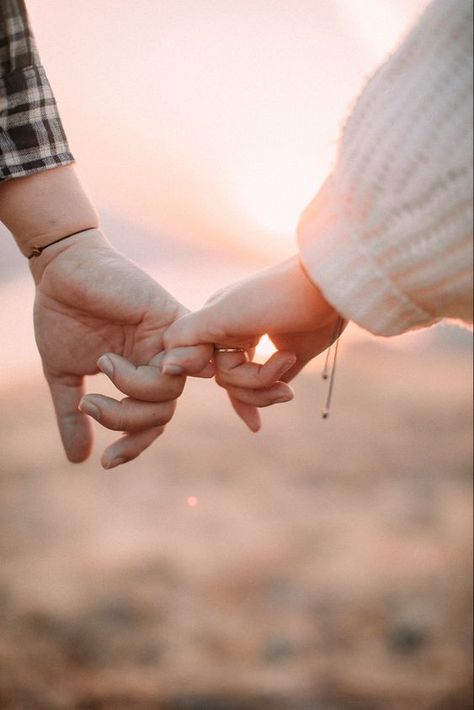 Couple Poses Near Lake, Couples Photoshoot River, Mommy And Me Lake Photo Shoot, Lake Couples Photos, Sunrise Photoshoot Couple, Fun Couples Photoshoot Poses, Lake Photoshoot Ideas Couple, Couple Photoshoot Poses Creative, Couple Lake Photos