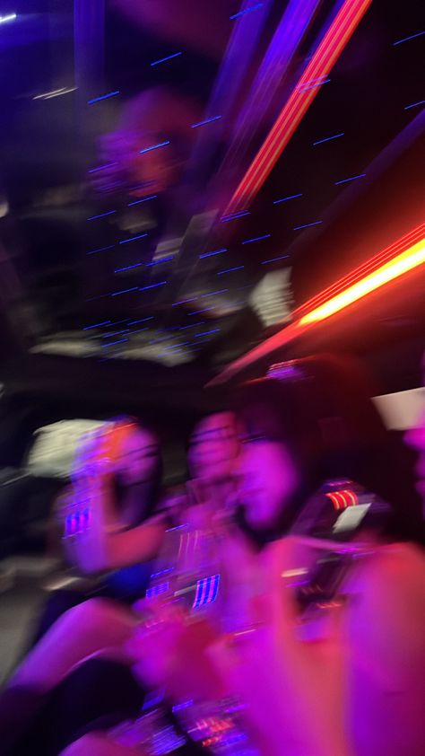 Prom Party Bus Aesthetic, Limo Aesthetic Party, Party Bus Sweet 16, Limo Party Aesthetic, Limo Birthday Party Ideas, 200s Party, Limo Birthday, Prom Aesthetic, Prom Limo