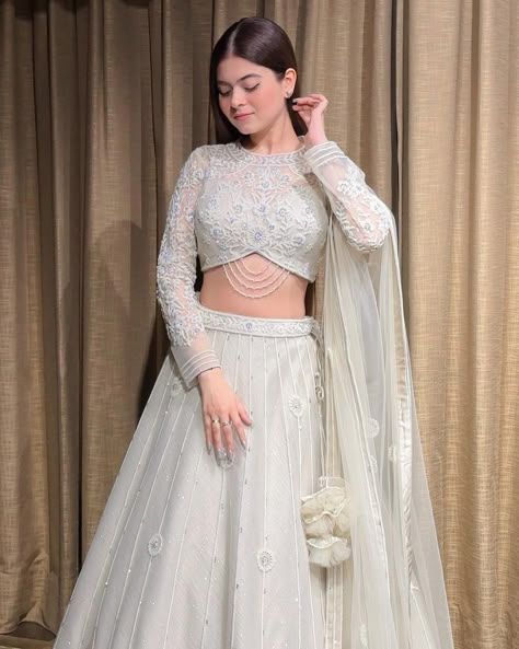 Off White Chaniya Choli Wedding, White Dress Ideas Indian, Lehenga Designs Simple Modest, Engagement Dress For Bride Indian Lehenga Choli, Jahnvi Kapoor Outfits, New Pattern Dresses Indian, Modern Indian Outfits Classy, Lengha Blouse Designs, Indian Bridesmaid Dresses