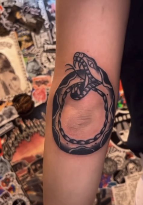 American Traditional Ouroboros Tattoo, Ouroboros Traditional Tattoo, Ourabouras Tattoo, Oroborous Tattoo, Neat Tattoos, Trad Tattoos, Ouroboros Tattoo, Tattoos Animals, Tattoo Time