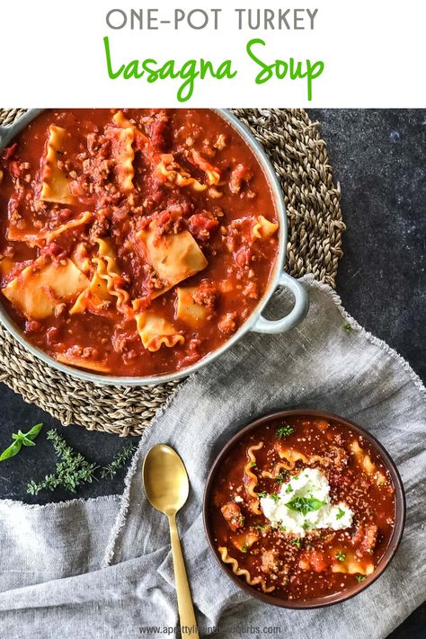 This One-Pot Turkey Lasagna Soup is a quick and tasty dinner that can be on your table in less than one hour.  All the delicious flavours of lasagna in a soup! Turkey Lasagna Soup, Ground Turkey Lasagna, Soup Night, Turkey Lasagna, Lasagna Soup Recipe, Pot Lasagna, Recipes Dessert Easy, Recipe Ideas Easy, Food Recipes Dessert