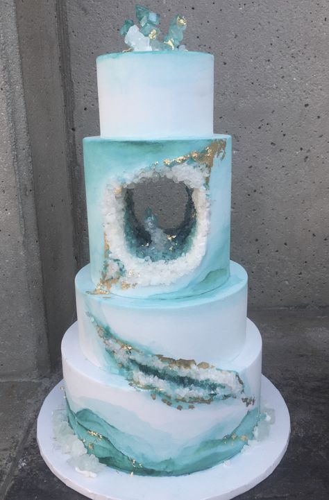 Wedding Cakes Turquoise, Geode Cake Birthday, Geo Cakes, Geo Cake, Geode Cakes, Geode Cake Wedding, Geode Wedding, Fun Dessert, Geode Cake