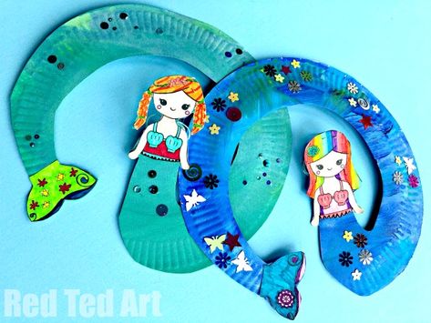 Paper Plater Mermaid Twirler. We lover making Paper Plate Whirligigs for all the different seasons. These mermaid twirlers come with a free Mermaid Printable. Make these Paper Plater Mermaid Whirligigs today #paperplates #mermaids #twirlers #whirligigs #printables Diy Dream Catcher For Kids, Dream Catcher For Kids, Plates Ideas, Mermaid Room Decor, Heart Art Projects, Diy Dream Catcher, Red Ted Art, Art Project For Kids, Mermaid Crafts