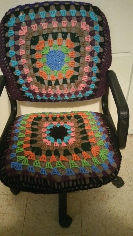 Covers in crochet  for computer  chair Crochet Computer Chair Cover, Crochet Desk Chair Cover, Crocia Work, Rocking Chair Covers, Cover Design Ideas, Crochet Chair, Crochet Furniture, Mat Ideas, Crochet Game