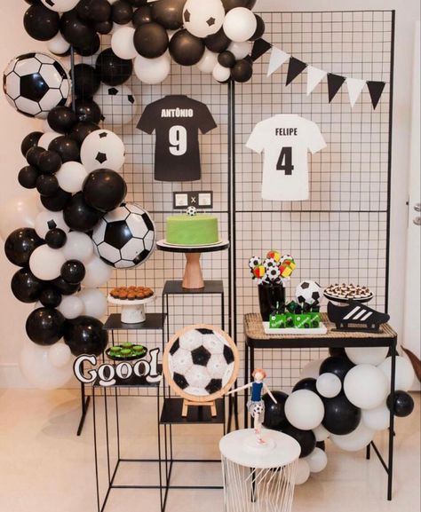 Soccer Birthday Decorations, Soccer Birthday Party Ideas, Football Themed Birthday Party, Soccer Party Decorations, Ben 10 Party, Soccer Theme Parties, Paintball Birthday, Mimi Birthday, Soccer Birthday Parties