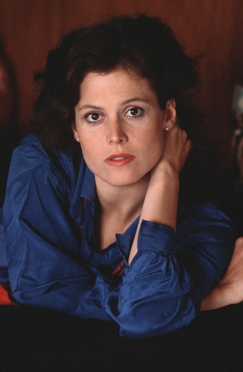 Sigourney Weaver in blue Sigourney Weaver Young, Gorillas In The Mist, Alien 1979, Beautiful Brown Eyes, Sigourney Weaver, Aliens Movie, Tilda Swinton, Gisele Bündchen, Actrices Hollywood