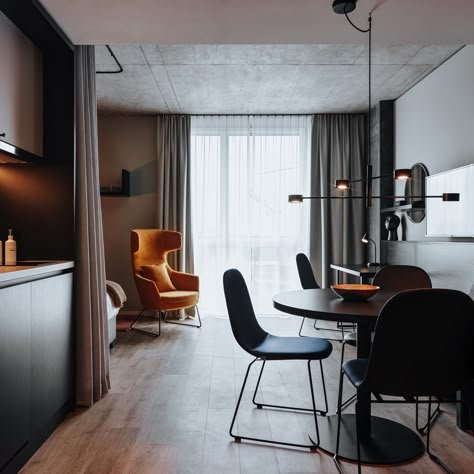 MAKE YOURSELF AT HOME. Monoplan designed these modern serviced apartments and hotel rooms for @joyn_living in Zurich. There are 16 different types of accommodation, starting with a simple hotel room at around 20–23 m² with an integrated kitchenette, stretching all the way through to fully accessible apartments with around 43 m². Aparthotel Design, Hotel Room With Kitchenette, Hotel Room Kitchenette, Hotel Apartment Design, Simple Hotel Room, Hotel Kitchenette, Serviced Accommodation, Small Hotel Room, Kitchenette Design