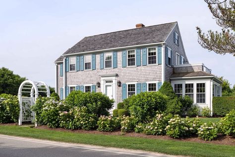 Nantucket Houses, Nantucket Beach House, Elegant Coastal Decor, Coastal Chic Living Room, Nantucket Style Homes, Nantucket Beach, Nantucket House, Nantucket Cottage, Florida Decorating