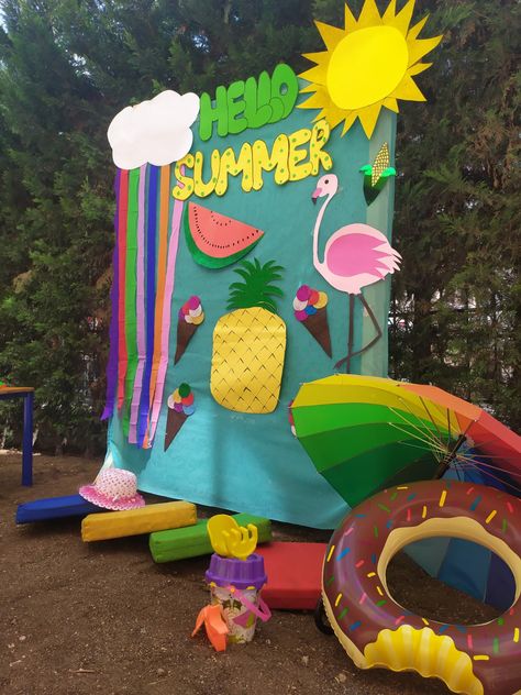 Splash Pool Party Decoration, Summer Photo Booth Ideas, Summer Decoration For Kindergarten, Welcome Summer Crafts For Kids, Summer Display Ideas, Summer Camp Decoration Ideas For School, Summer Backdrop Ideas, Summer Theme Decorations, Summer Decorations For Classroom