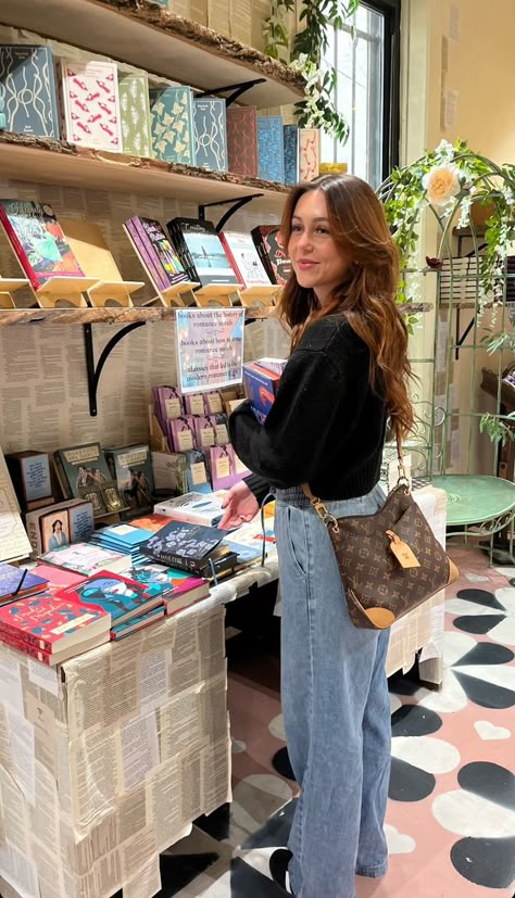 Book Girl Outfits Aesthetic, Sara Carolli Outfit, Booktok Outfits, Sara Carrolli Outfit, Book Girl Outfits, Bookworm Outfit, Bookish Outfits, Reader Aesthetic, Book Girlies