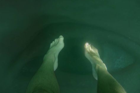 Thalassophobia Is A Real, Absolutely Terrifying Thing And You Definitely Have It Cover Ups Tattoo, Swimming Quotes Funny, Swimming Motivational Quotes, Teach Kids To Swim, Scary Ocean, Swimming Videos, Swimming Tattoo, Swimming Funny, Swimming Photography