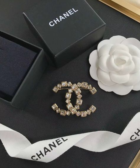 Cc Brooch, Chanel Brooch, Replica Jewelry, Fake Jewelry, Replica Shoes, Designer Replica, Chanel Accessories, Chanel Jewelry, Pin Jewelry