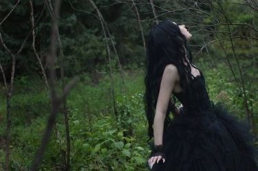 Black Hair Witch Art, Trad Goth Outfits, Witch Circle, Goth Prom, Vampire Pictures, Hair Pale Skin, Gothic Vintage, Prom Photos, Goth Girl